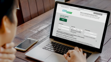 patient on laptop looking at respipoints patient on laptop looking at respipoints